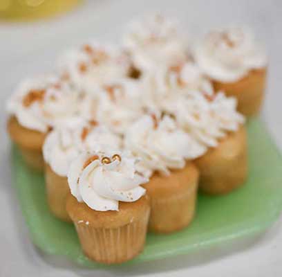 Cupcakes on a square green plate